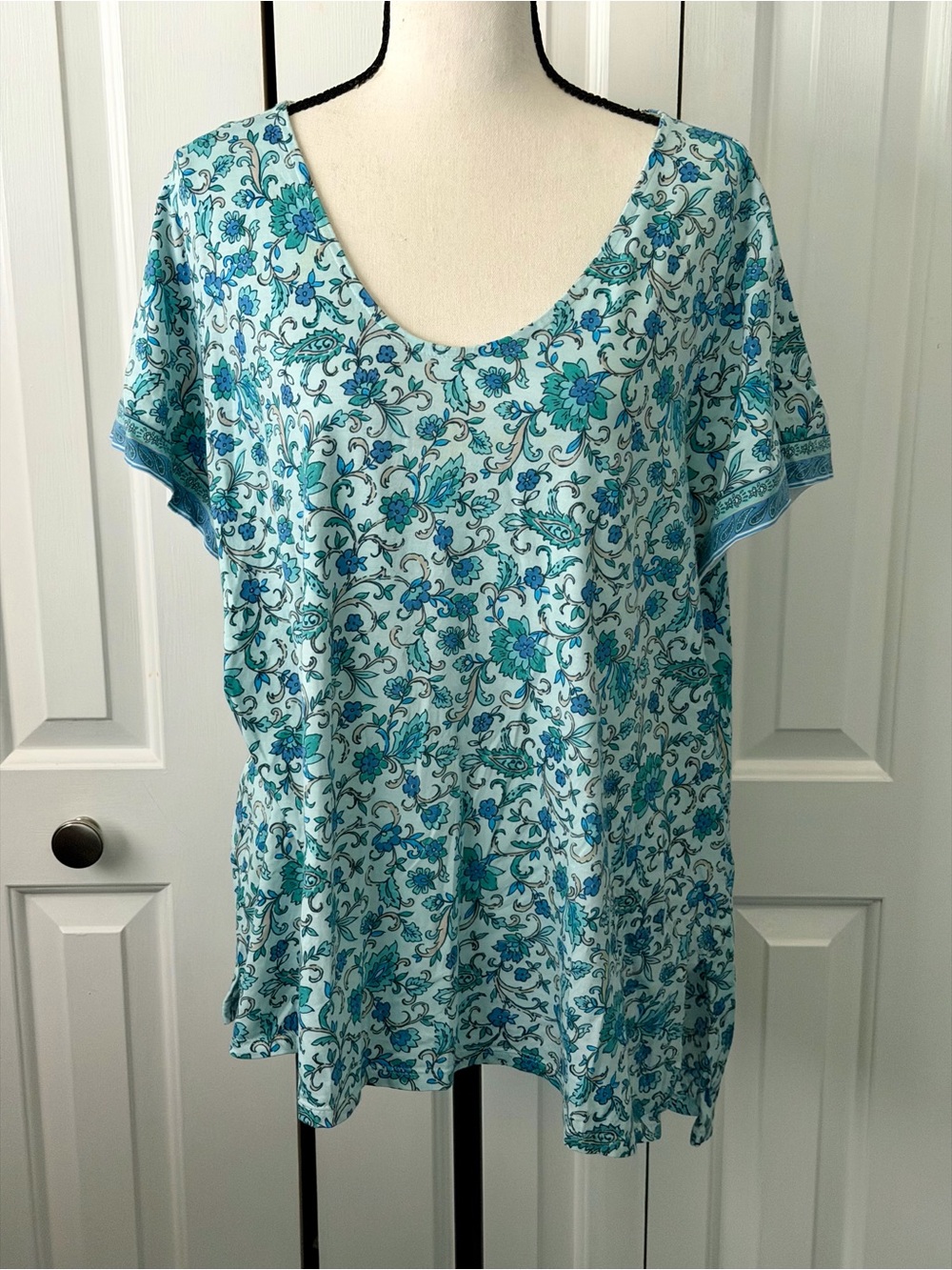 Light Blue Floral Scoop Neck Women's Top Designed by Pure Jill. Like New Cond